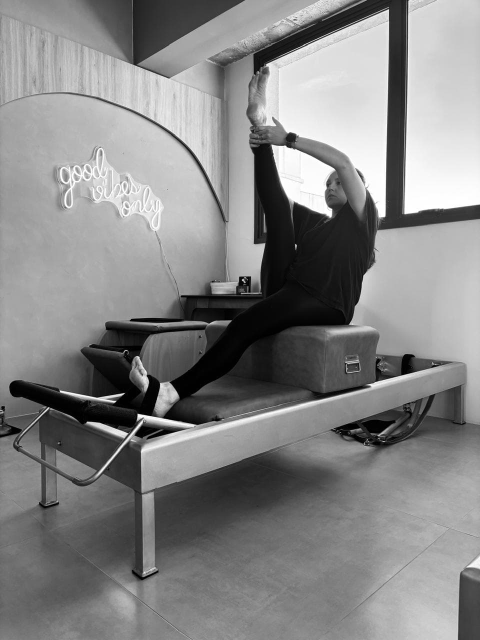Aula personalizada de Pilates Clássico no Studio Hera. Fisioterapeuta orientando aluna em aparelho de Pilates Clássico no Studio Hera, Menino Deus, Porto Alegre.